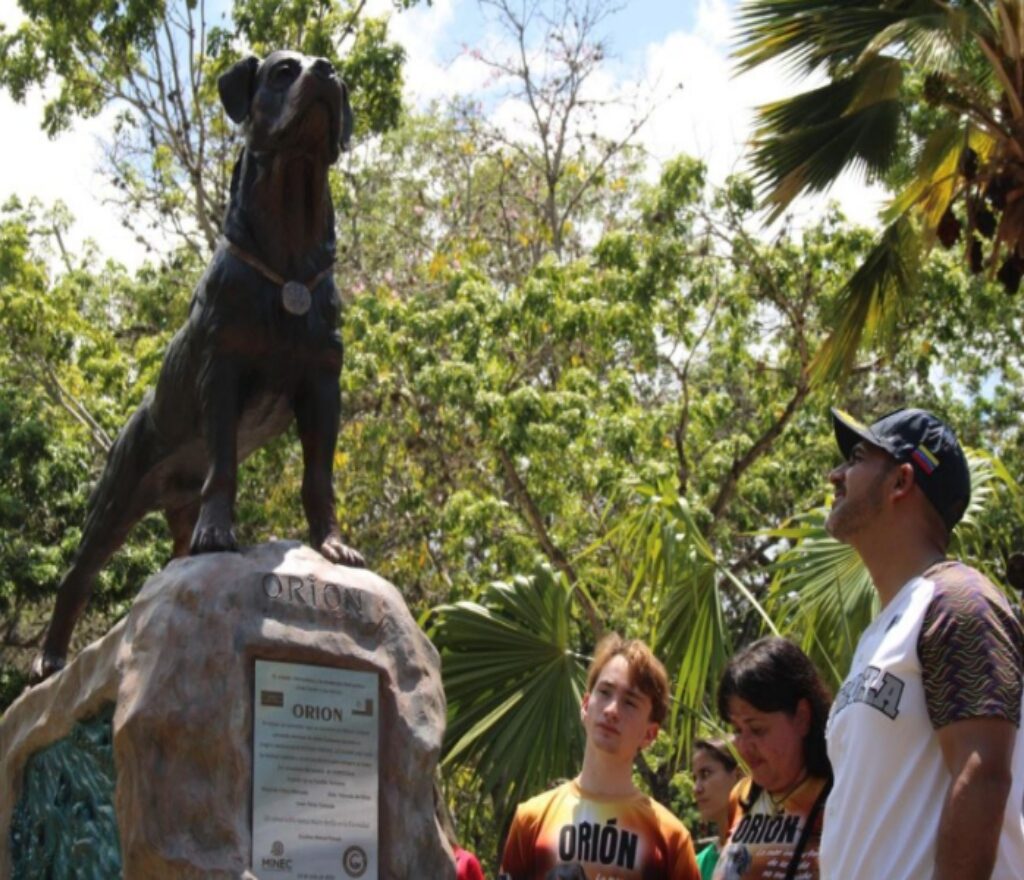 Gobernador de La Guaira develó estatua de «Orión», el perro que salvó más de 30 vidas durante tragedia del 99