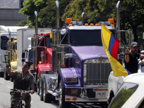 AME4508. MEDELLÍN (COLOMBIA), 30/08/2024.- Camioneros participan en una movilización contra el Gobierno de Colombia por el anuncio del alza en el precio del diesel este viernes, en Medellín (Colombia). EFE/ Luis Eduardo Noriega Arboleda