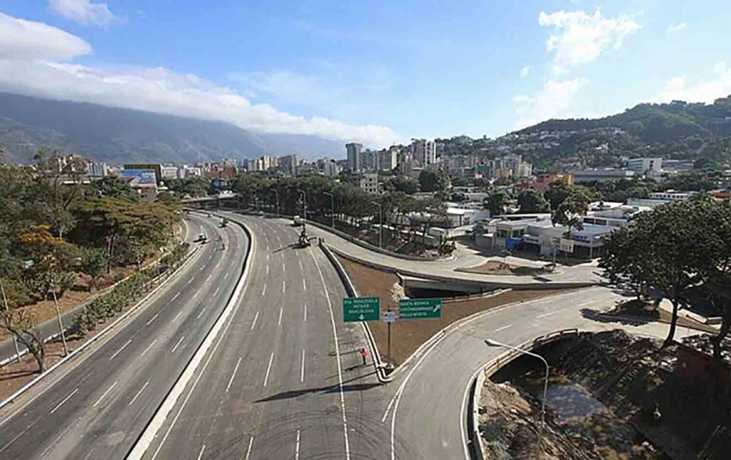 Autopista_valle_Coche_Caracas_Venezuela_1