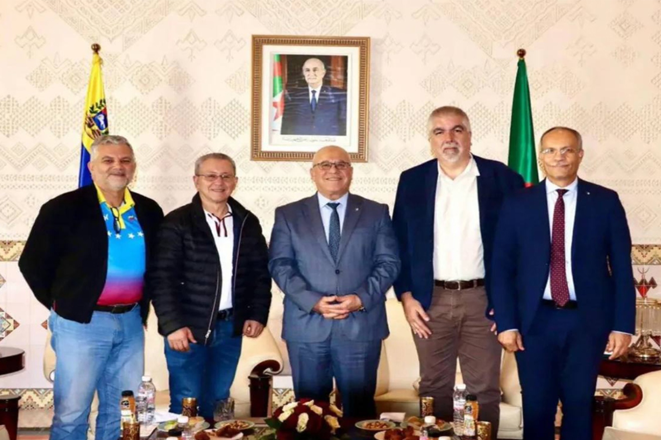Delegacion-venezolana-arriba-a-Argelia-para-celebrar-la-V-Comision-Mixta-1