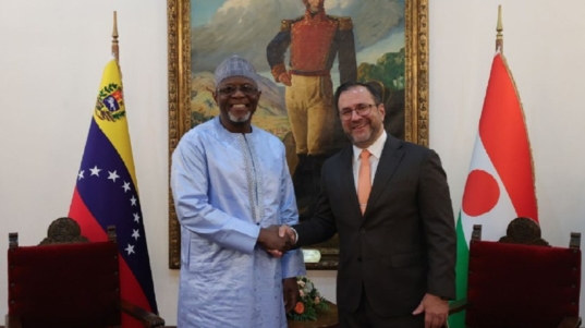 Yván Gil y Yaou Sangaré Bakary