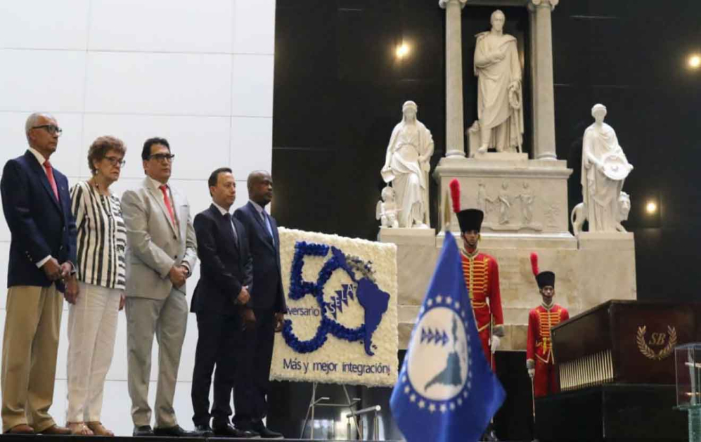 SELA-Ofrenda floral al Libertador Simón Bolívar