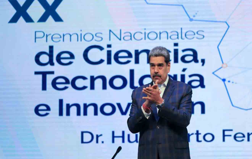 Maduro entrega Premios de Ciencia