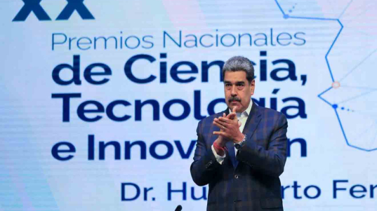 Maduro entrega Premios de Ciencia