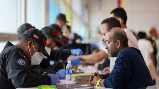 Venezolano deportado relata agresiones sufridas durante su detención en Estados Unidos