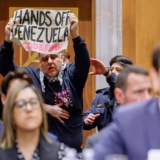 Manifestante interrumpe a Rubio en audiencia