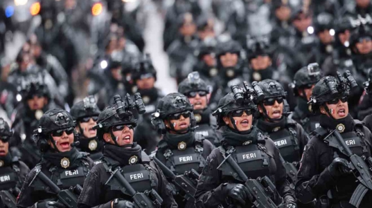 soldados mexicanos armados llegan a