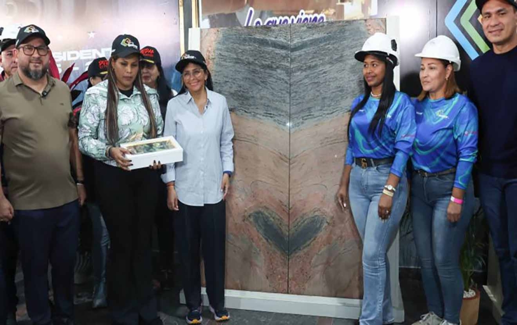 Presidenta Encargada constató producción de empresa estratégica Granitos Bolívar
