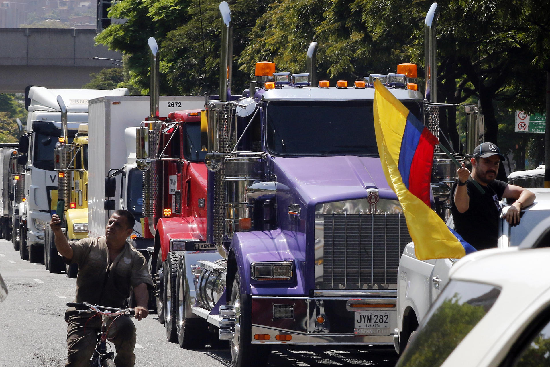 AME4508. MEDELLÍN (COLOMBIA), 30/08/2024.- Camioneros participan en una movilización contra el Gobierno de Colombia por el anuncio del alza en el precio del diesel este viernes, en Medellín (Colombia). EFE/ Luis Eduardo Noriega Arboleda