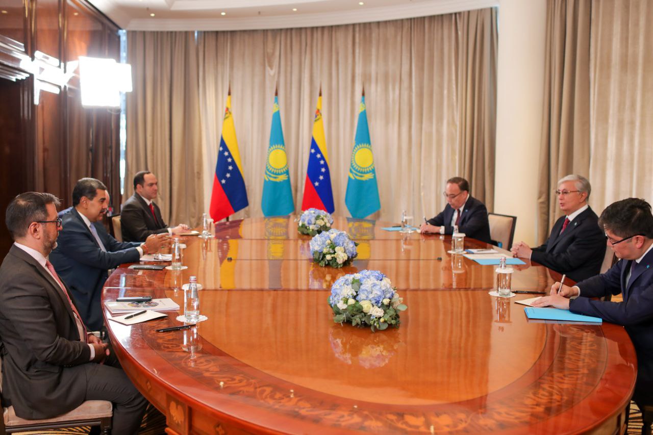 Nicolas-Maduro-y-Kassym-Jomart-Tokayev-presidente-de-la-Republica-de-Kazajistan-2