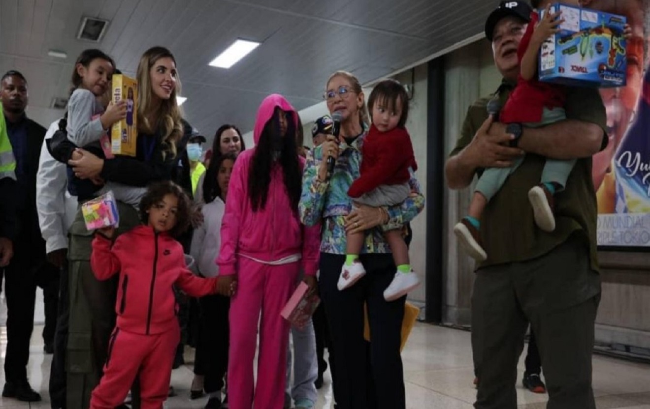 Primera Combatiente Cilia Flores celebra el reencuentro familiar de 7 niños rescatados de Estados Unidos