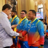 Presidente Maduro condecora selección de Softball venezolana