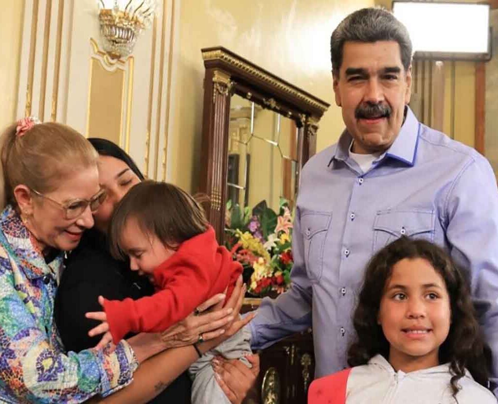 Presidente Maduro recibió en Miraflores a 7 niños venezolanos rescatados de EE.UU.