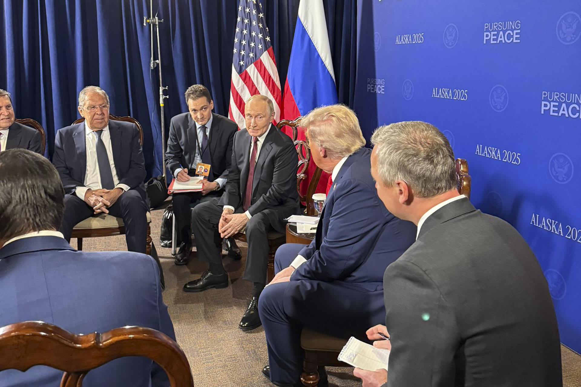 Anchorage (EE.UU.), 15/08/2025.- El presidente estadounidense, Donald Trump, y su homólogo, Vladímir Putin, comenzaron su reunión a puerta cerrada bajo el lema "Persiguiendo la Paz", acompañados de sus respectivas delegaciones de alto nivel y no en privado, como la Casa Blanca sugirió días antes. EFE/Margo Martin en su cuenta de X -SOLO USO EDITORIAL/SOLO DISPONIBLE PARA ILUSTRAR LA NOTICIA QUE ACOMPAÑA (CRÉDITO OBLIGATORIO)-