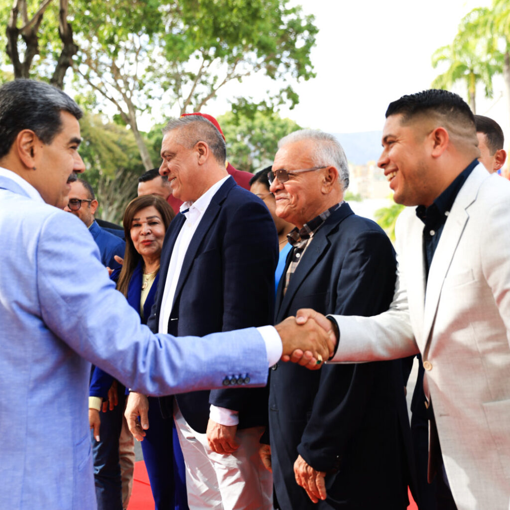 Presidente Maduro ordena a la AN revisar la Ley del Consejo Federal de Gobierno e incluir los circuitos comunales