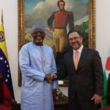 Yván Gil y Yaou Sangaré Bakary