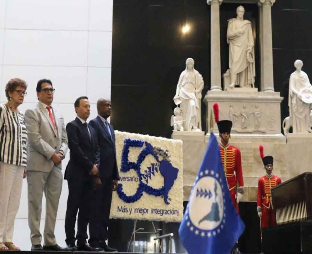 SELA conmemora su 50.° aniversario con ofrenda floral al Libertador Simón Bolívar