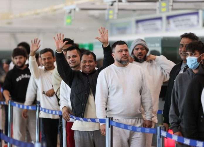 Migrantes-arriban-a-Venezuela-en-el-vuelo-104-del-plan-vuelta-a-la-patria2-696x503