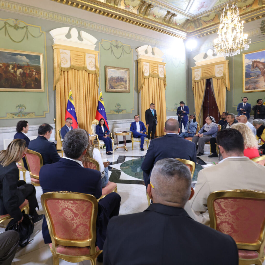 Venezuela denuncia planes externos para «descarrilar» el proceso de convivencia y paz