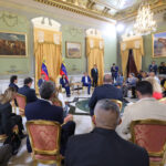 Venezuela denuncia planes externos para «descarrilar» el proceso de convivencia y paz