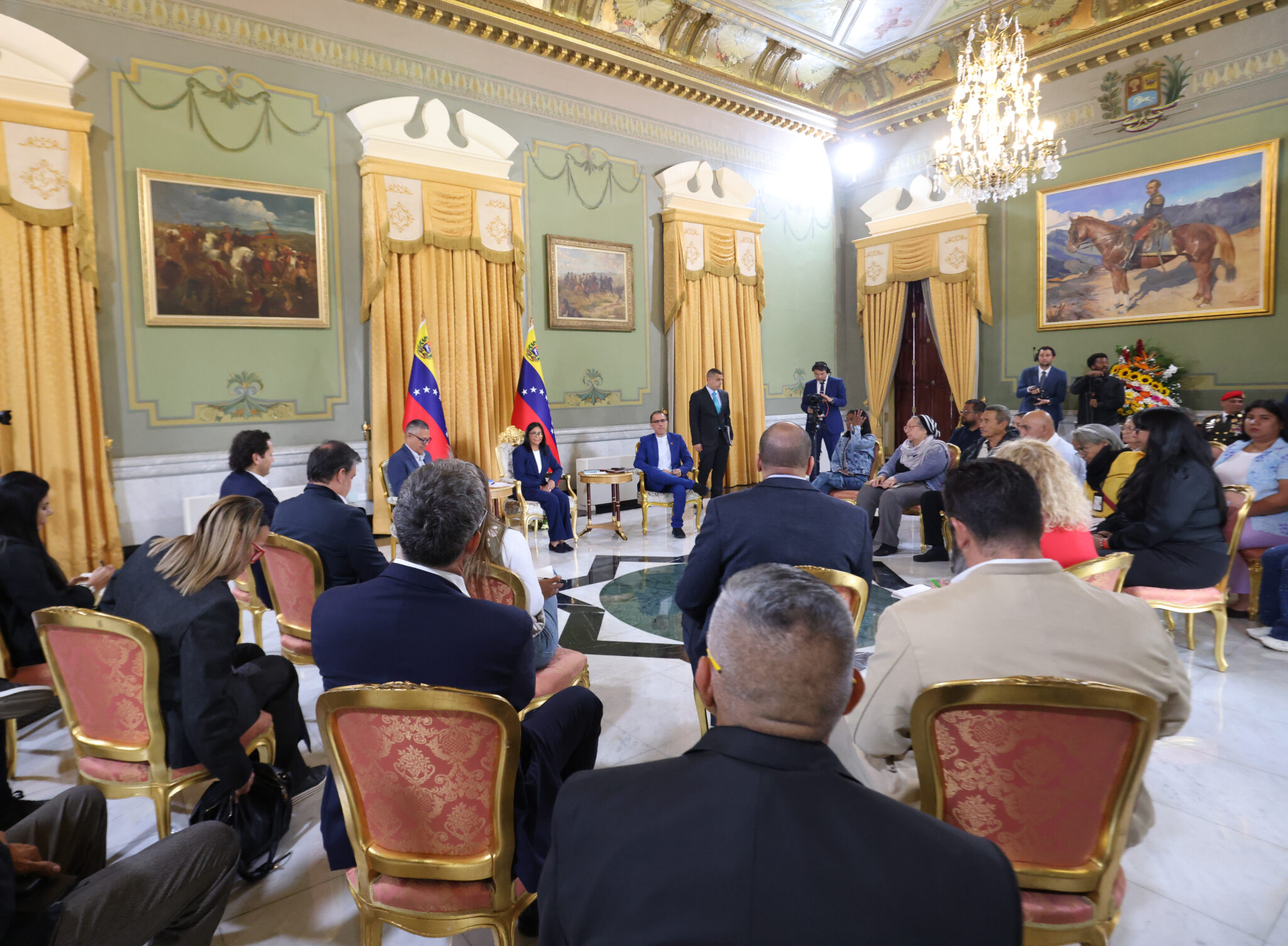 Venezuela denuncia planes externos para «descarrilar» el proceso de convivencia y paz