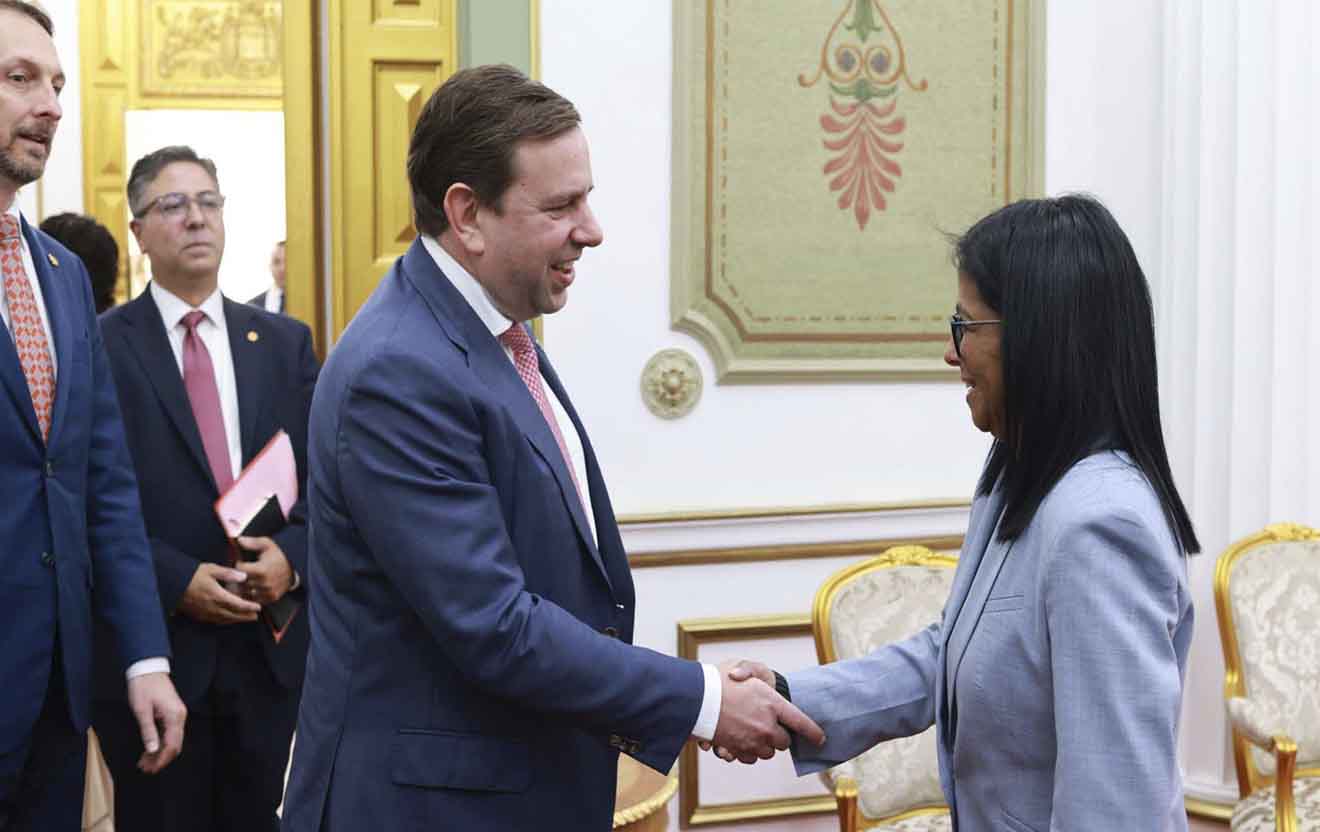 Presidenta encargada Delcy Rodríguez y directivos de Shell evalúan proyectos gasíferos