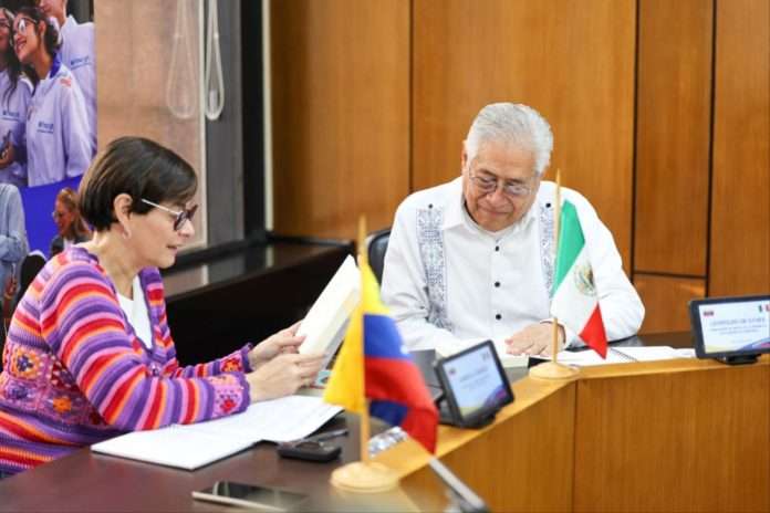 gabriela-jimenez-y-embajador-de-mexico-en-venezuela-696x464