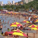 Vacacionistas felices con las playas de La Guaira en esta temporada de Carnaval 2026