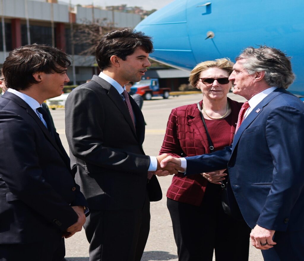 Secretario de Interior de EEUU arriba a Venezuela para reunirse con la Presidenta (E) Delcy Rodríguez